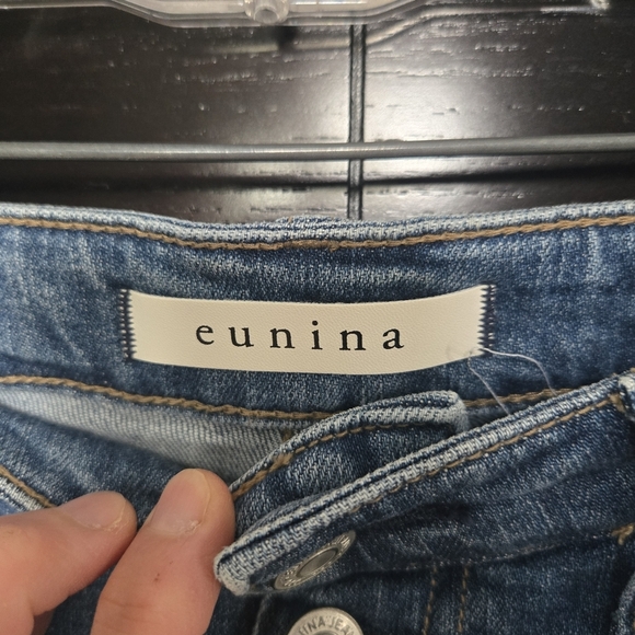 Ally Medium Wash Ultra High Rise Distressed Cropped Jeans size 9 - Picture 10 of 11